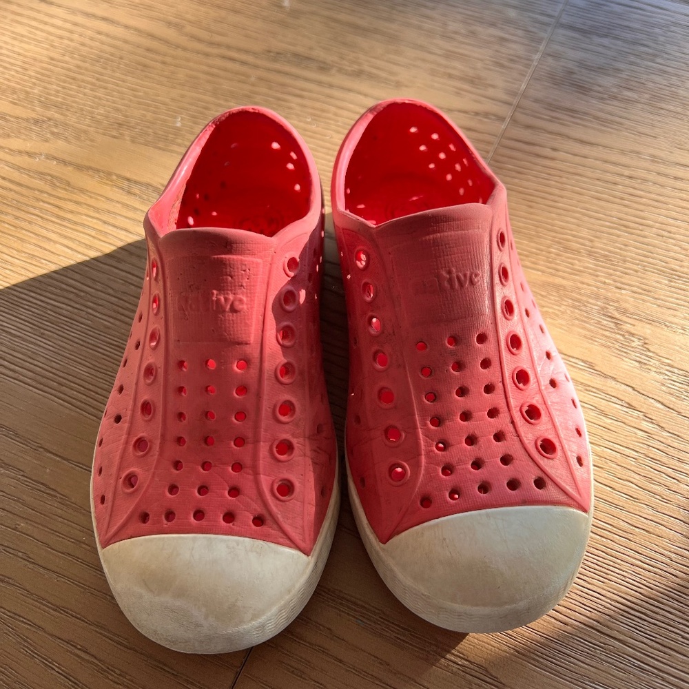 Native pink shoes
